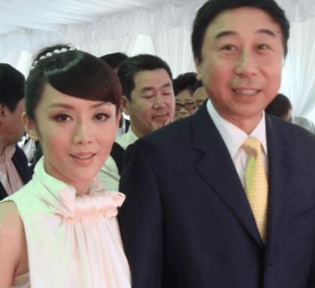 冯巩师承于相声泰斗马季,而冯巩的妻子名字叫做艾慧,他俩可以说是青梅