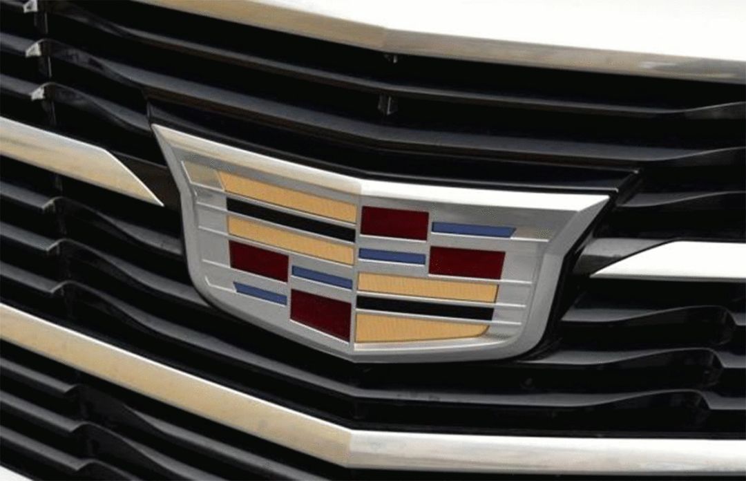 而凯迪拉克的盾牌造型车标就源自凯迪拉克先生的贵族纹章,盾牌的颜色