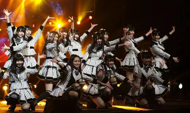 女粉丝示爱导演张杨背后鹿晗等都有粉丝真爱挟持偶像登舞台