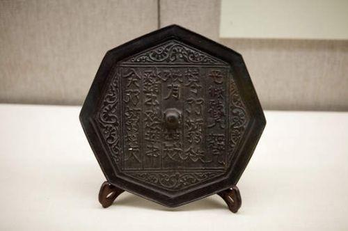 契丹八角文铜镜赏析