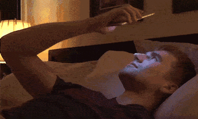 一不小心还容易糊脸上长时间举着手机真的很累"躺着玩手机手臂不酸的