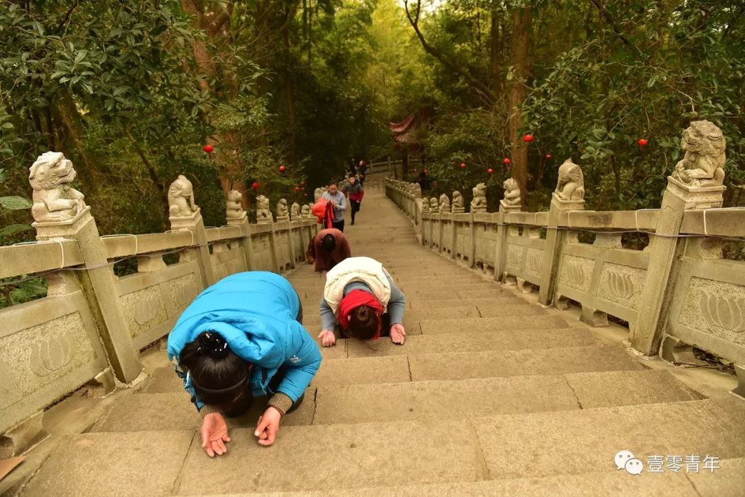 文佛塔在翠竹青青的灵竹山上,其石阶山道上多少信众或一步一拜,或三