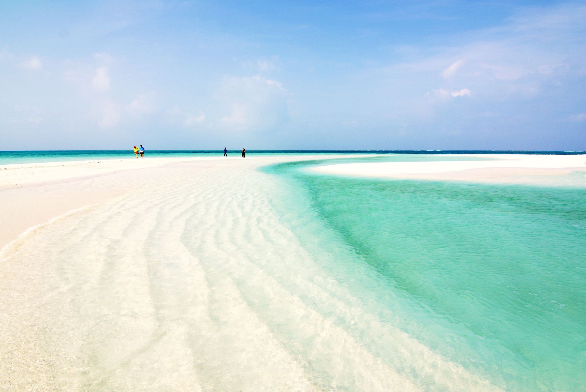 要知道的是:三沙市是个不允许外国人进去的地方,个人去的话要到三沙