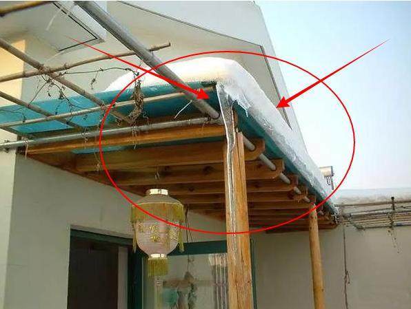 老公用木块搭了个雨棚,邻居看了后,都夸我嫁了个聪明的老公