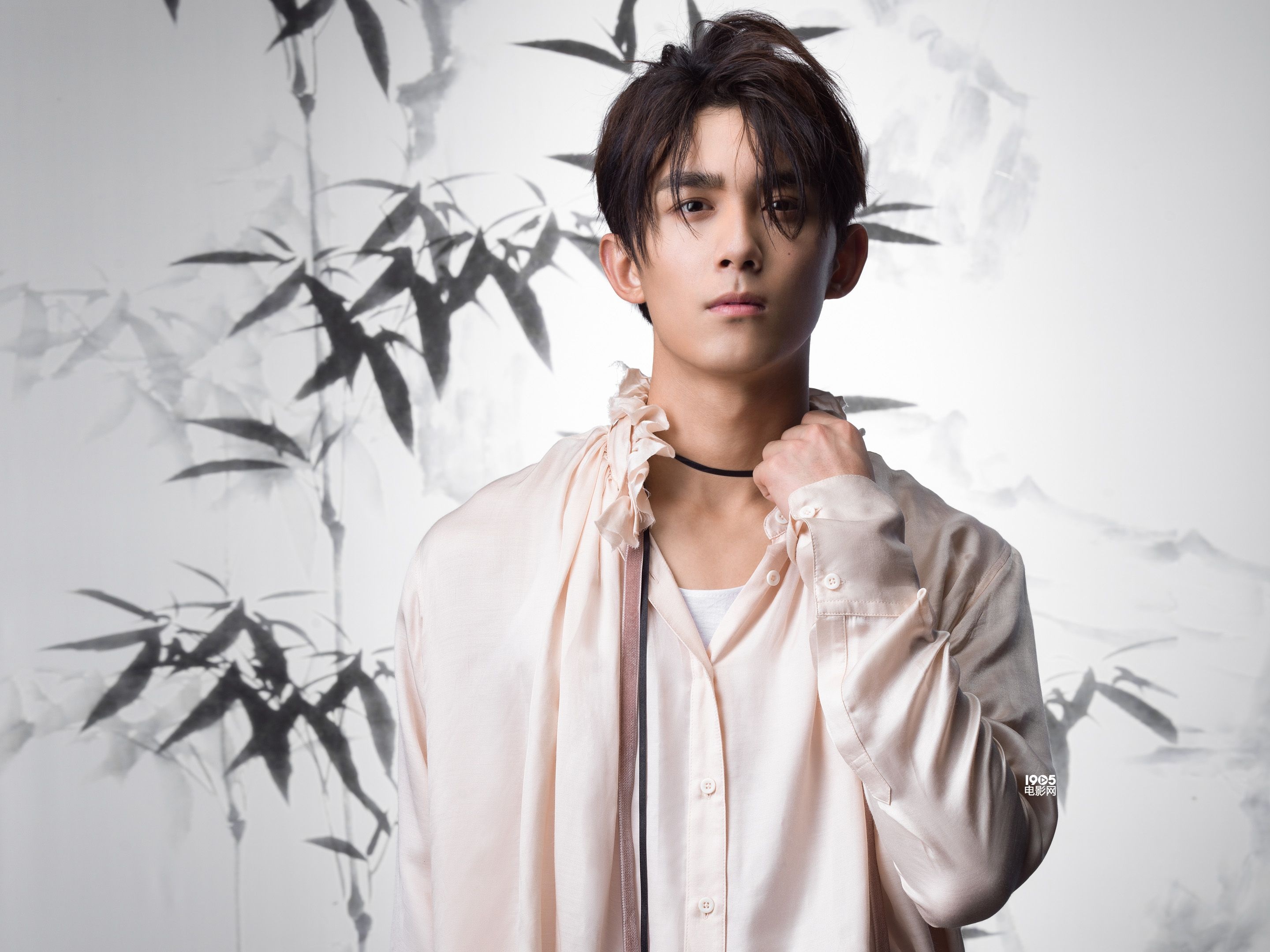 吴磊惊蛰古风大片曝光 异界至尊战神水墨画风映衬翩翩少年郎