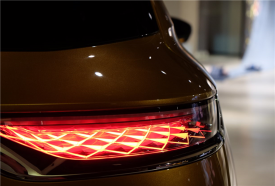 ds7尾灯设计来自e-tense概念车,看上去有点像鱼鳞,但灵感其实是来自