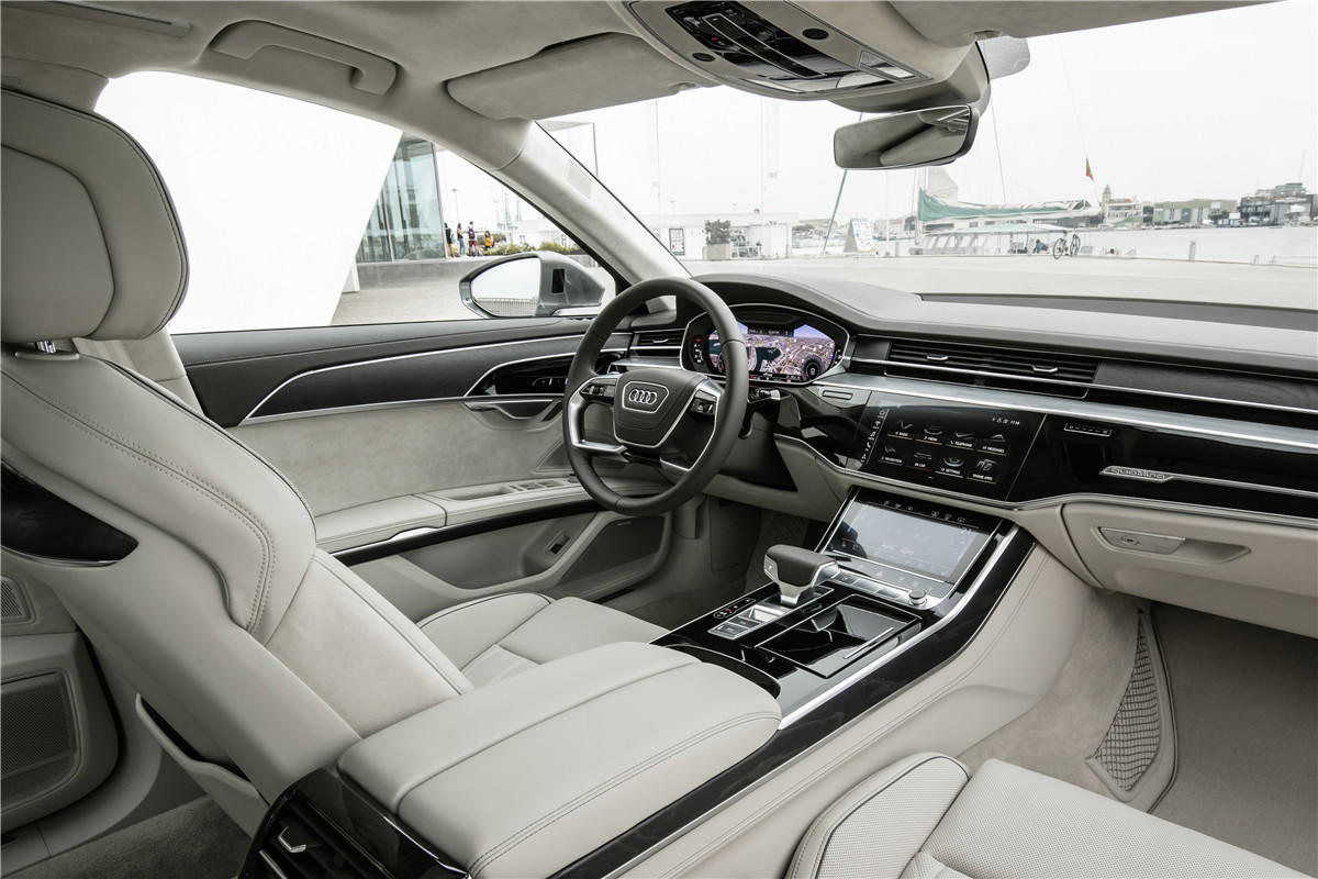 豪华舒适的内饰从侧面看,全新奥迪a8l扁平的圆顶使轿车运动感十足.
