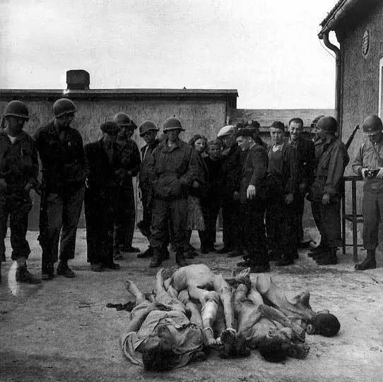 用希特勒的浴缸泡澡,潜入战场自拍,放纵不羁就是她