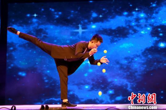中国杂技团的优秀青年手技演员赵晗龙带来《球技?指尖灵动》 张强 摄