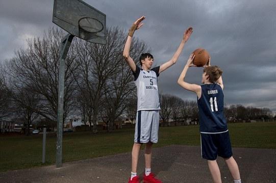 英国16岁男孩身高2米2 被称"世界最高少年"