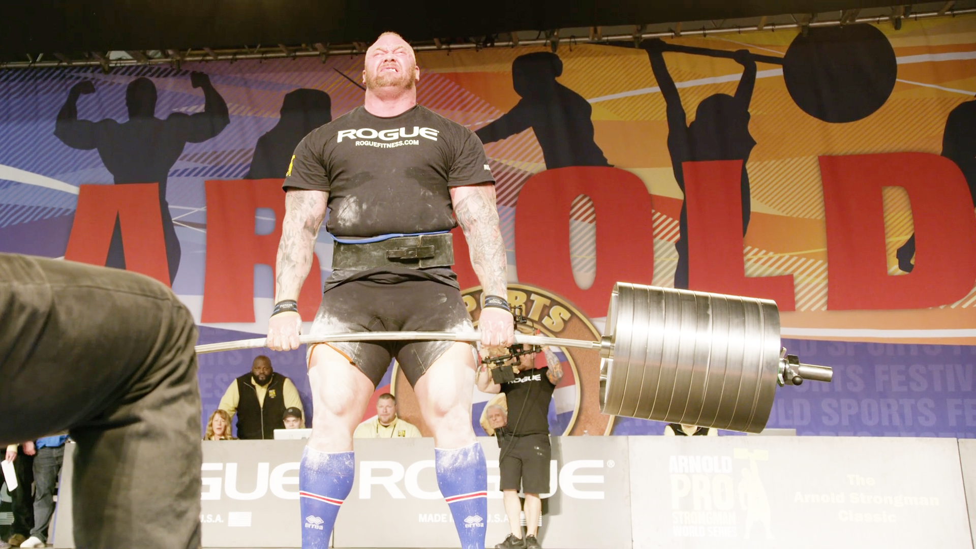 魔山打破硬拉世界纪录拉起472公斤重量