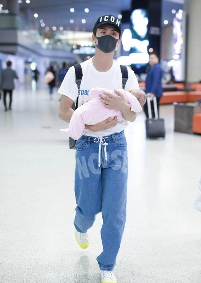 马天宇手抱婴儿现身机场, 行事低调,眼神宠溺温柔