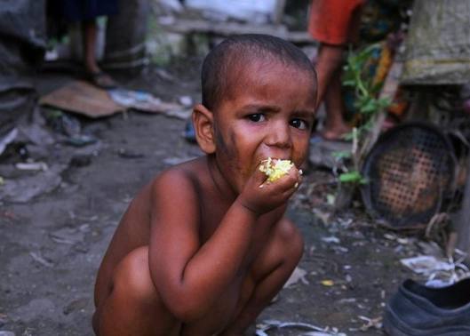 印度贫富差距的悬殊让那些失去家园的贫民窟里孩子们的生活更加不堪