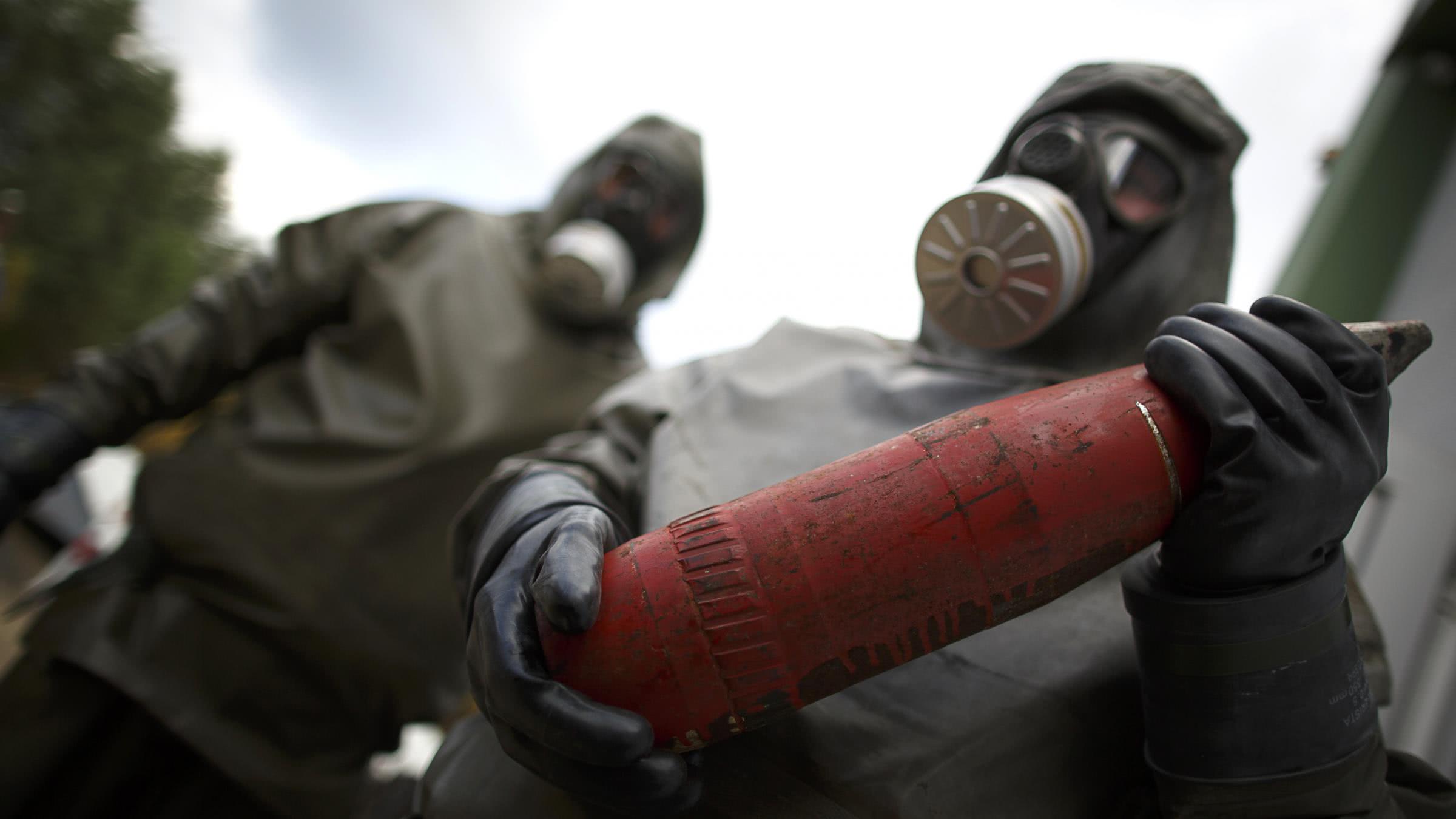 目前这些20多吨的化学武器及其原料已经被叙利亚政府派人拿去销毁,并