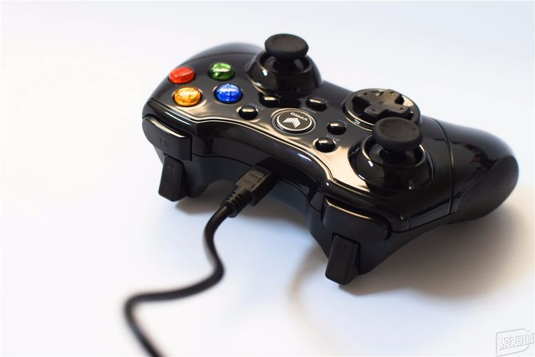 感觉大不一样:雷柏v600无线震动游戏手柄