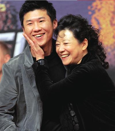 69岁王馥荔全家生活照 与老公在火车上相识 曾坚决反对儿子拍戏