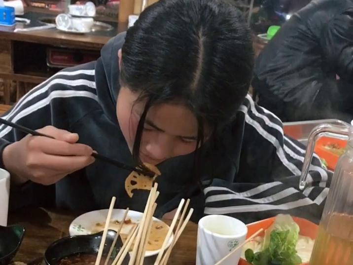 火锅里涮卫生纸,实力坑妹子