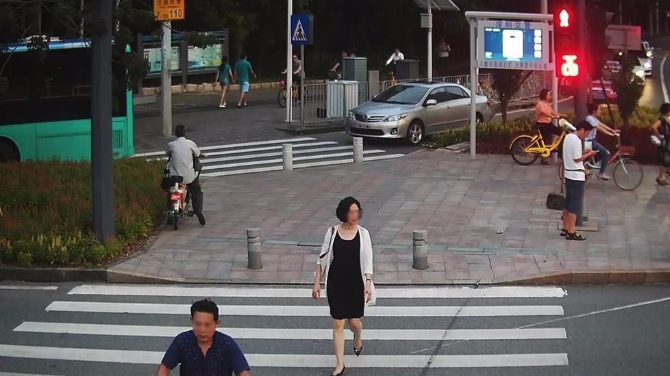 深圳曝光闯红灯行人信息，看看里面有你吗？__凤凰网