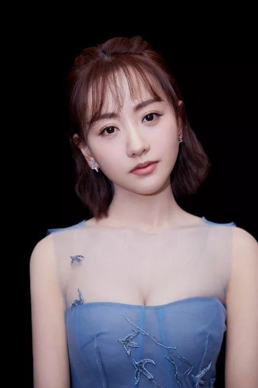 杨蓉家里非常有钱的,虽然在娱乐圈资源什么的不是很好,但是进圈子的