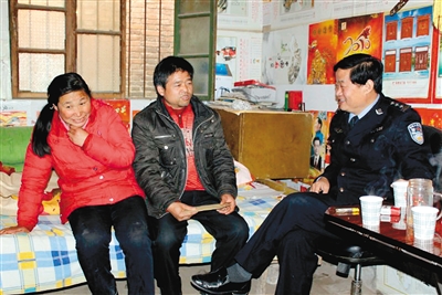 渭南市公安局高新分局局长赵文昌看望张向南的父母 (资料图片) 蜗南