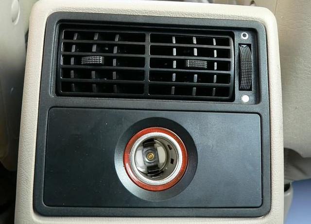 值得一提的是还配有后排出风口和点烟器,这样的配置在当时很不错了.