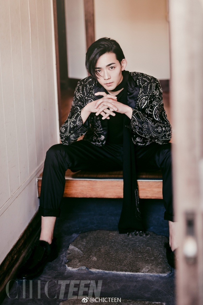 龙星凉首拍中国杂志开微博用中文向影迷打招呼