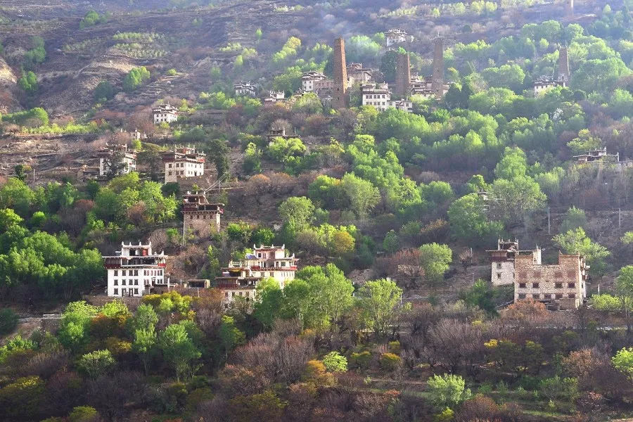 浅浅梨涡,眉黛拟青山.