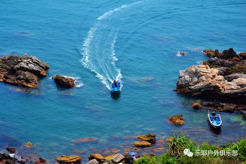 屏山傍海,山嶽縱橫,海岸線漫長,沙灘,島嶼,礁石,海蝕巖,洞,橋,柱等海