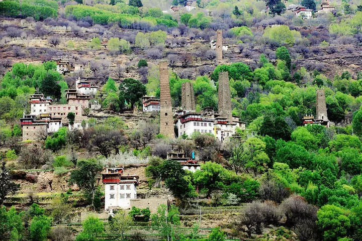 浅浅梨涡,眉黛拟青山.