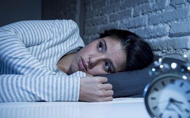 专家透漏:严重失眠会影响生命,1种食物是"克星"吃它睡的香