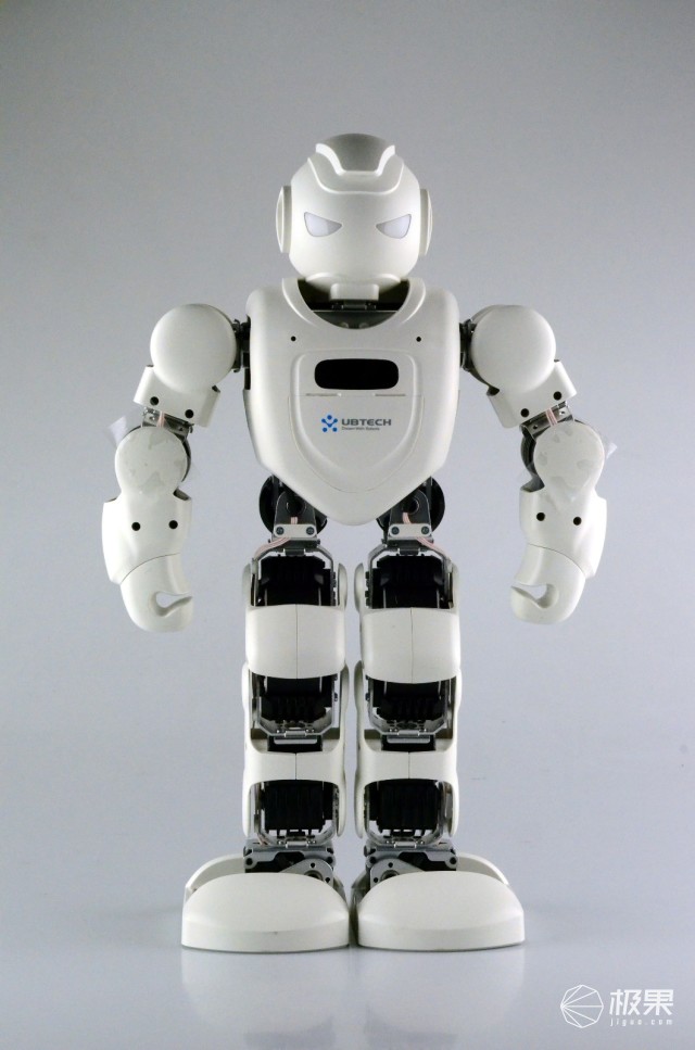 与孩子们共同长大优必选alphaebot智能教育机器人