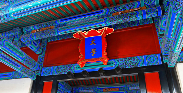 他的哥哥意外挖出了祖辈留下的金子,于是送刘秀去长安读了太学,而刘秀