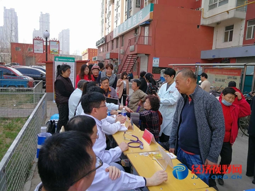 河北石家庄:保利花园社区卫生服务站联合人民医院开展义诊活动