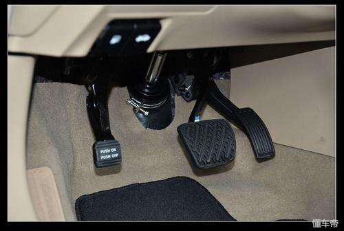 1,相比脚刹和电子手刹,使用时更加费力,对于女性车主来讲不是很好用