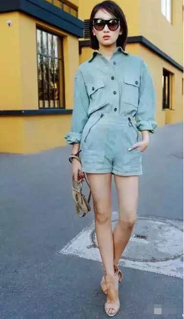 奶茶妹妹也怕路人镜头啊机场近照她的腿竟然是这样的