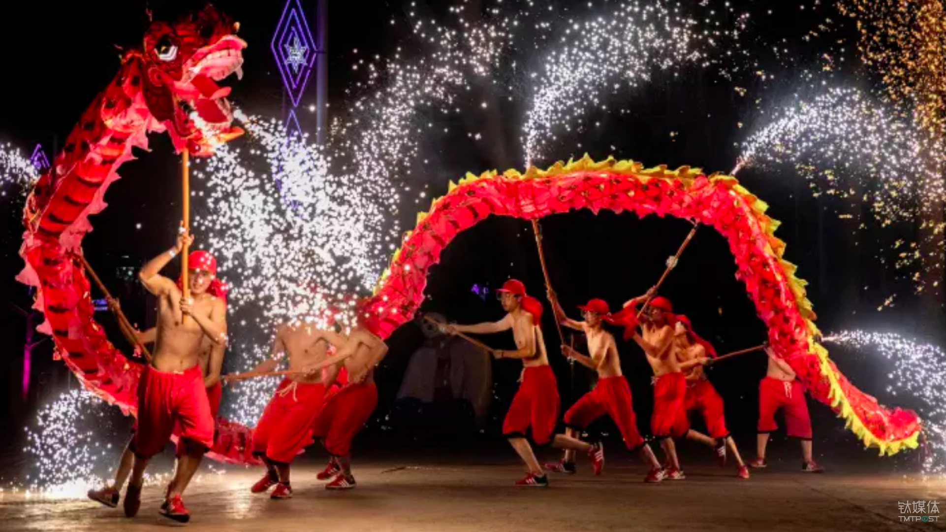 中国春节期间舞龙表演(图/kevin frayer, getty)