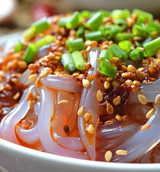 看下正宗的四川凉粉做法就知道了