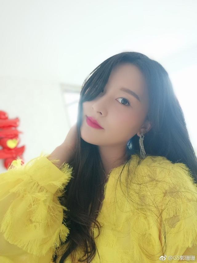 郭姗姗俨然是沉醉在自己的美颜中.