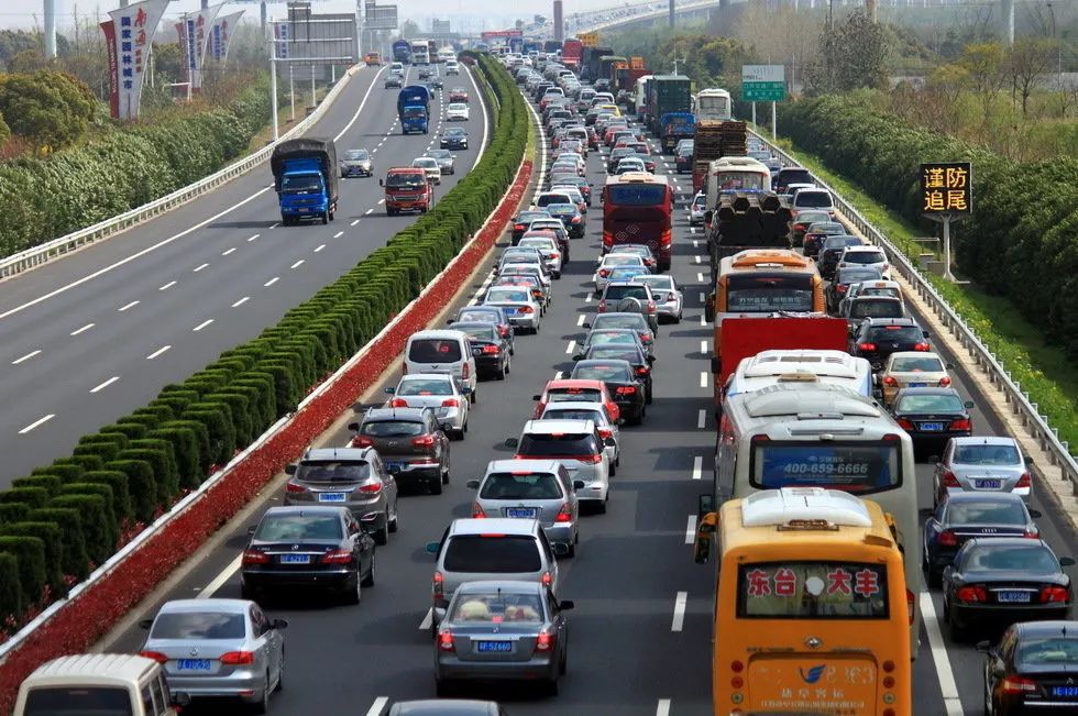 4月5日至4月7日 七座以下小型客车高速免费 每年清明节的返程高峰 都