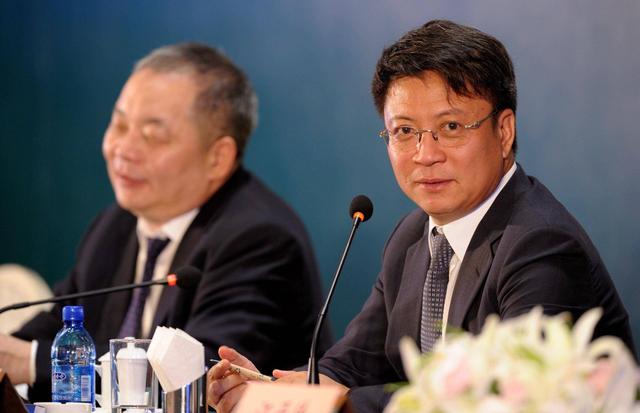 他是企业家里段子手,股东会开成相声专场,称收购多