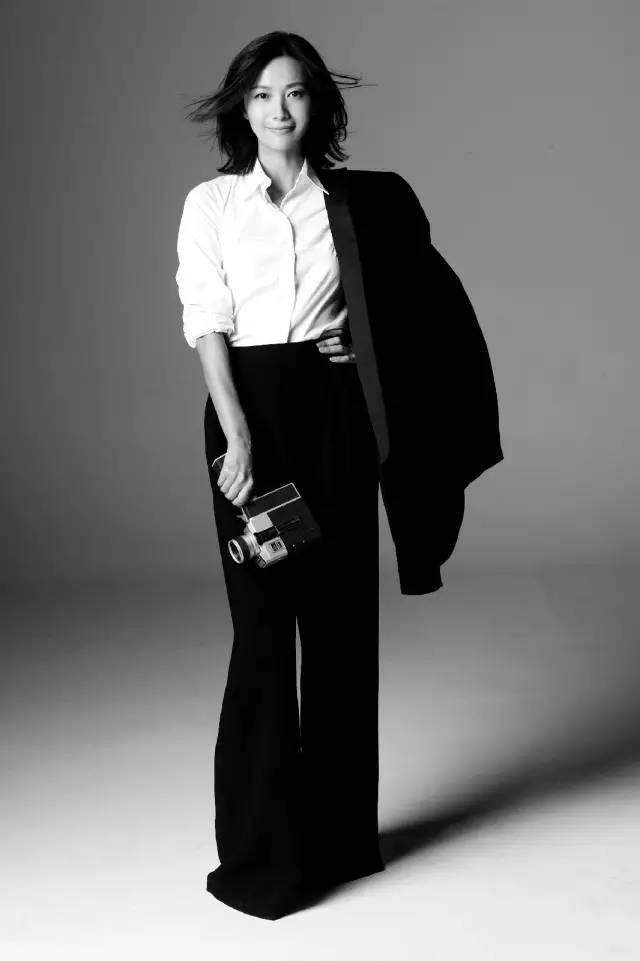 43岁徐静蕾出席活动身材发胖文艺气质爆棚网友脸都胖圆了