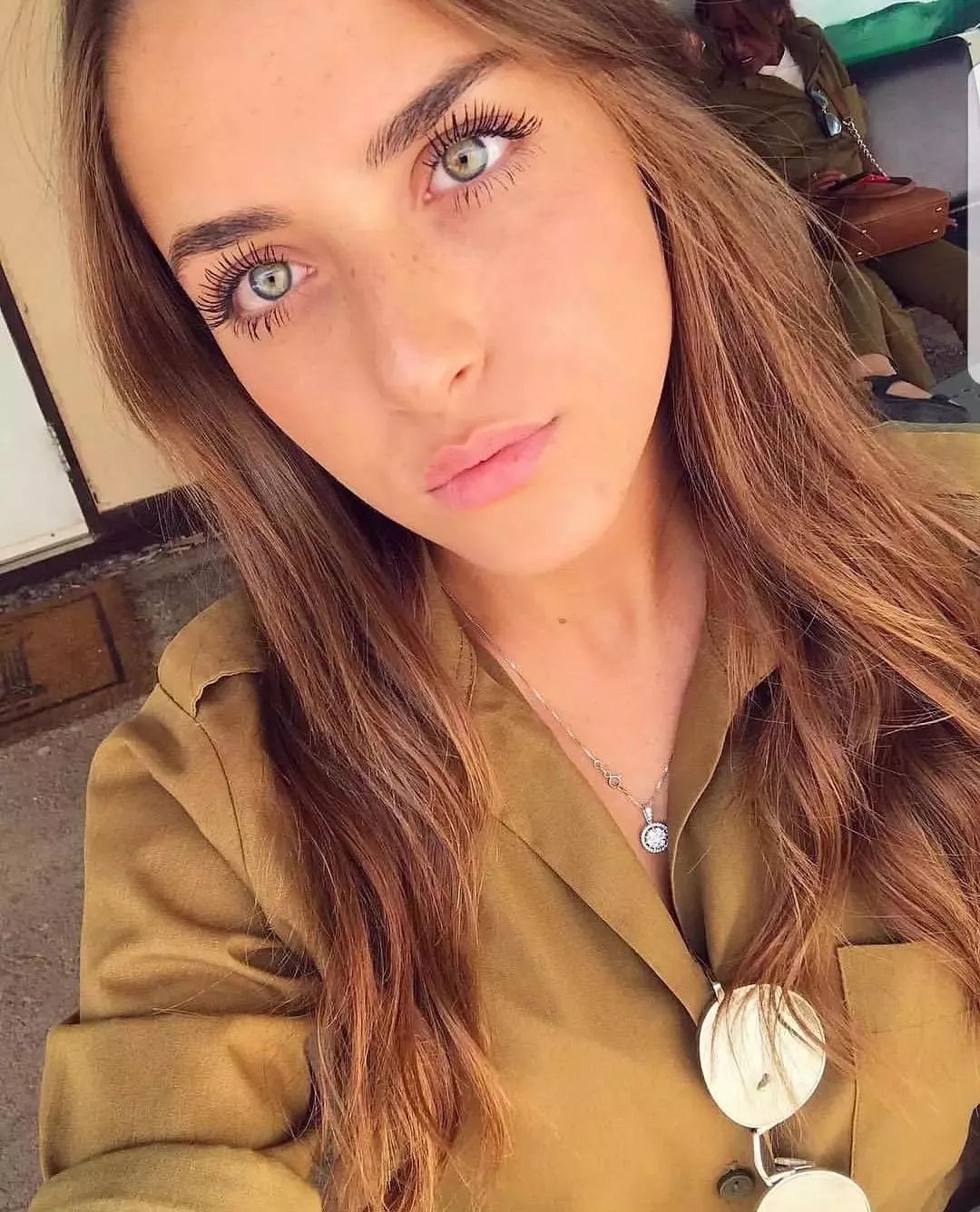 这些颜正臀翘能扛枪的以色列女兵看的我都提不起枪了