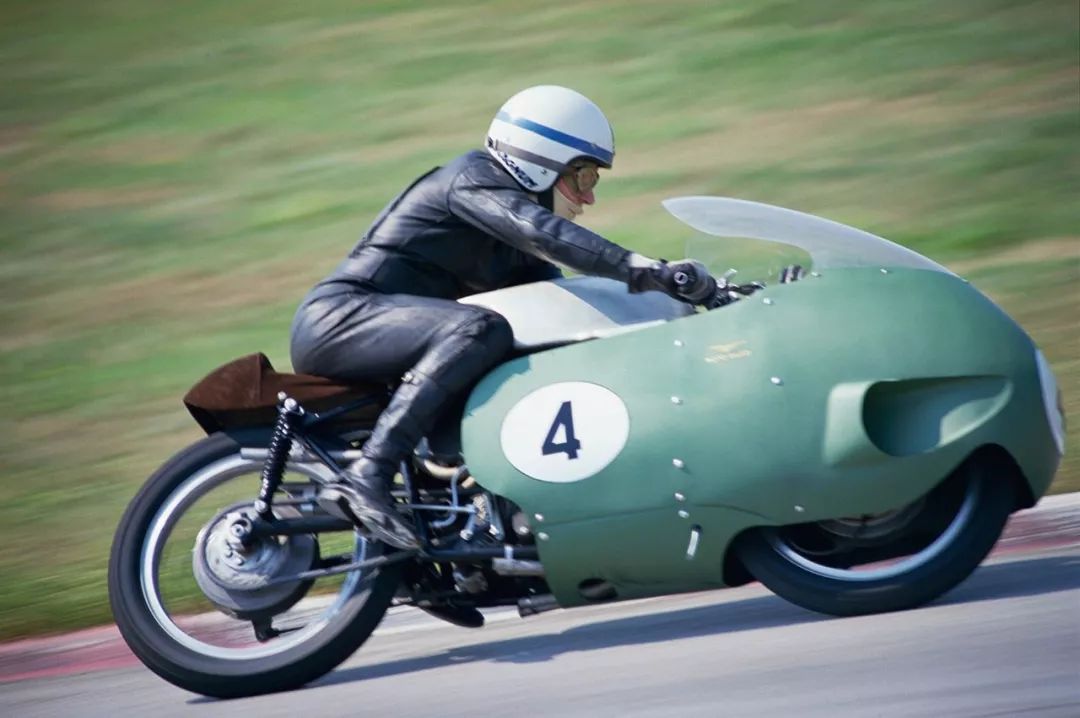 不但跑车,豪车在用v8发动机,就连飞船,摩托,超音速汽车都在用