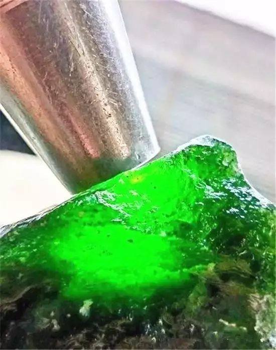其实水沫子可以算是翡翠原石中的未成熟品,因为翡翠的生成同时造就了