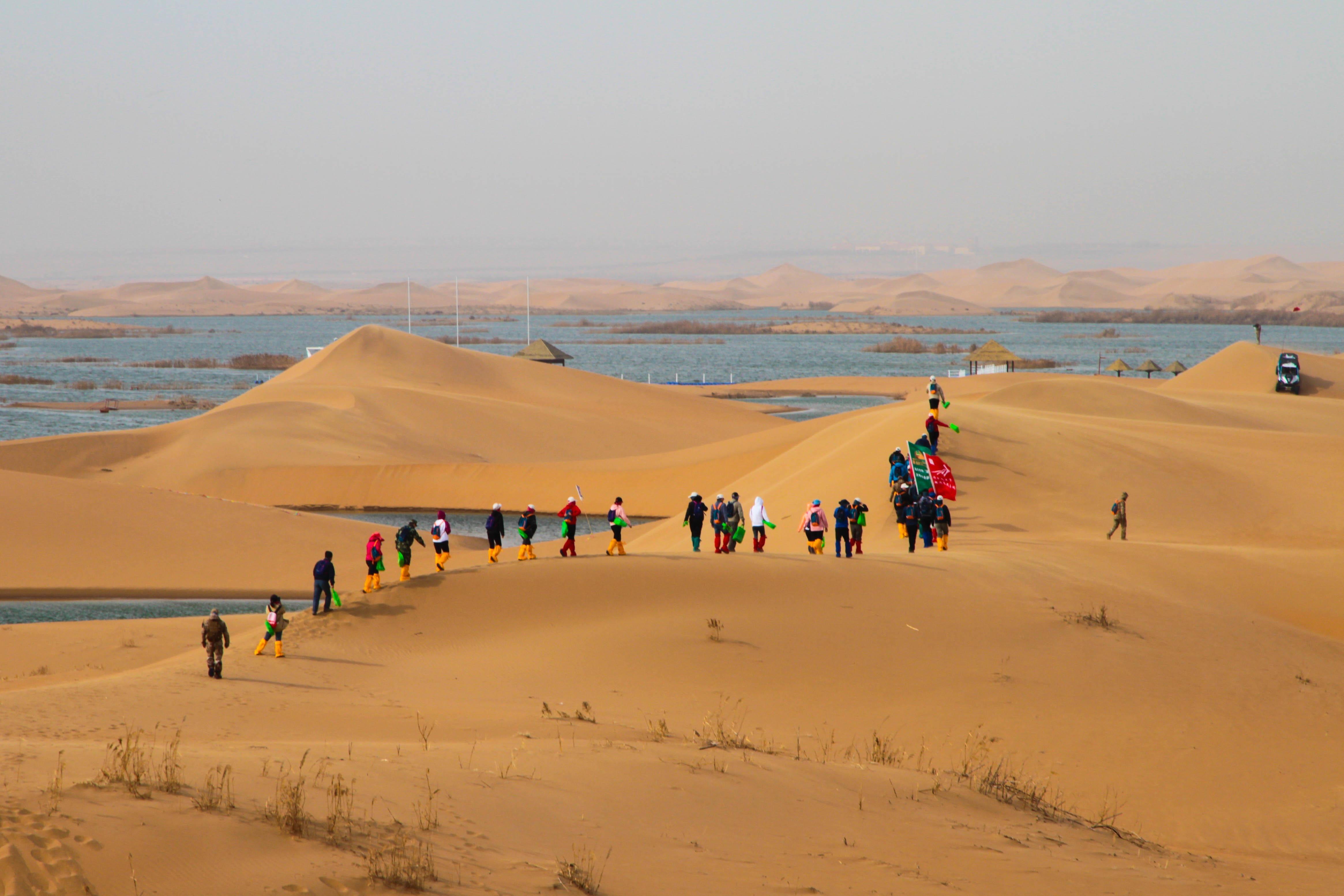 穿沙悦水徒步乌兰布和沙漠之旅