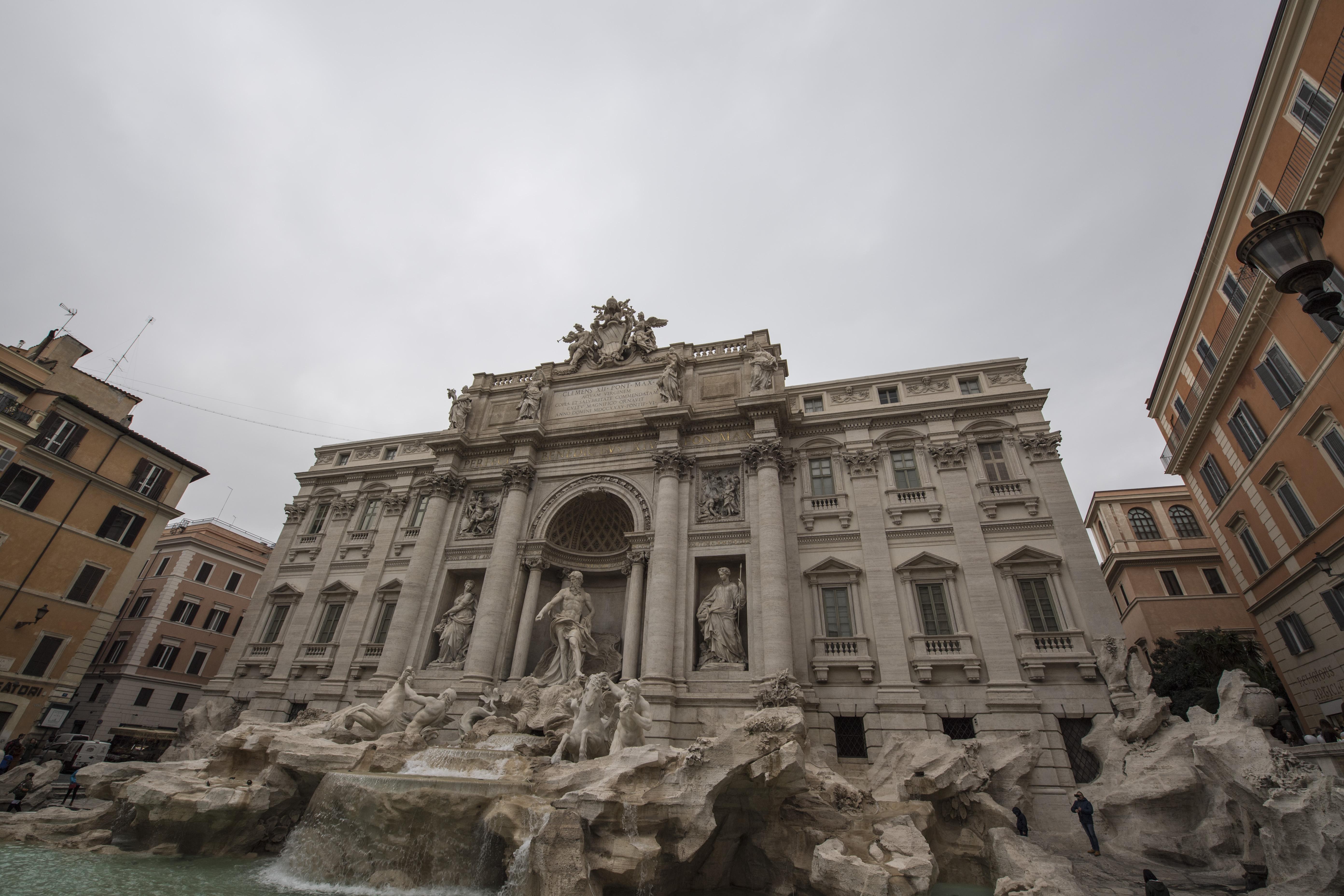 全世界的游客来罗马许愿池,每天往池子里扔多少钱?