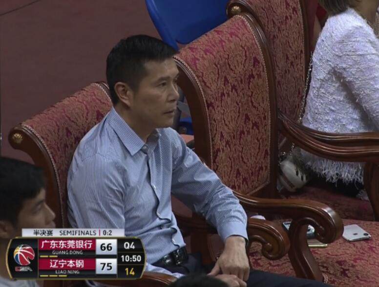 老板就能为所欲为?冲入场内推搡裁判 吃t后却没罚球