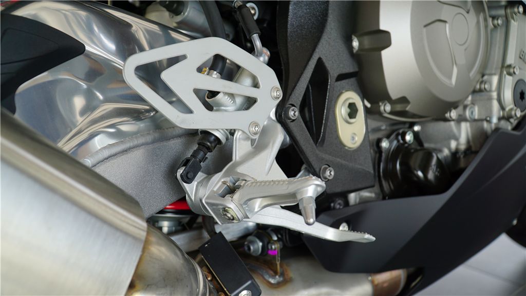 后摇臂采用 厚实的铝合金摇臂,能够保证后轮在高速行驶中的稳定性和