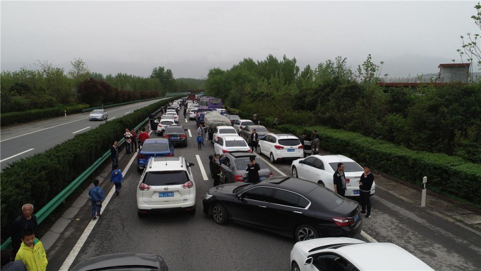 高速拥堵,司乘人员心急.