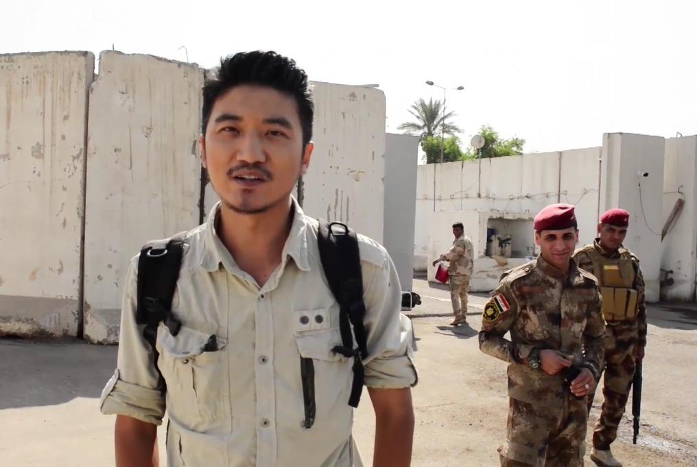 重兵把守荷枪实弹雷探长冒险挺进伊拉克